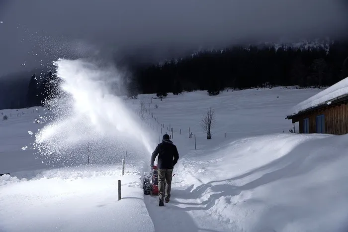 Снегоуборщик SnowLine 700 Е AL-KO бензиновый двигатель