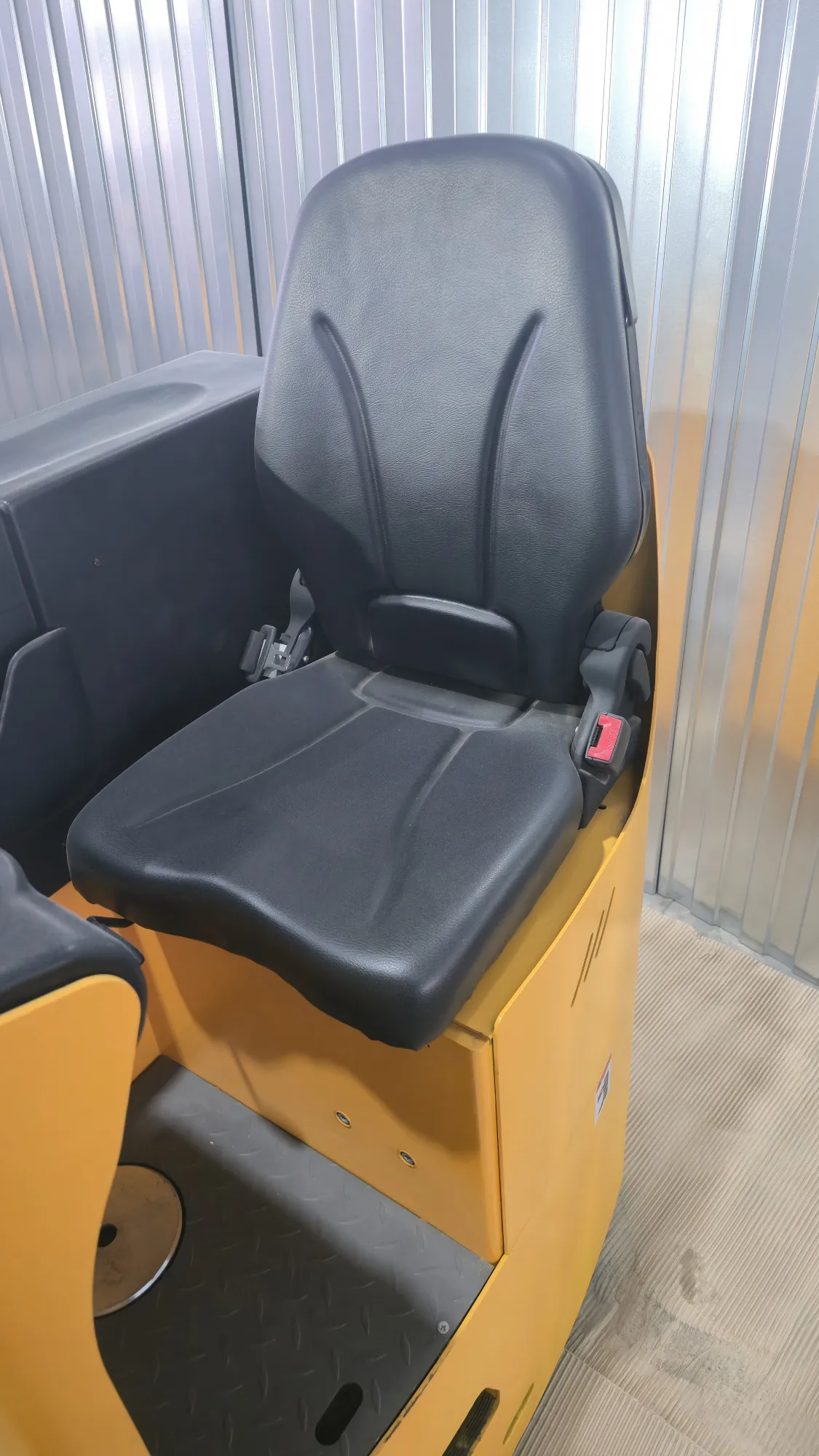 Электрическая тележка с кабиной 2000 кг 1150 мм XILIN CBD20Z с кабиной 24/320 В/Ач* для складских работ